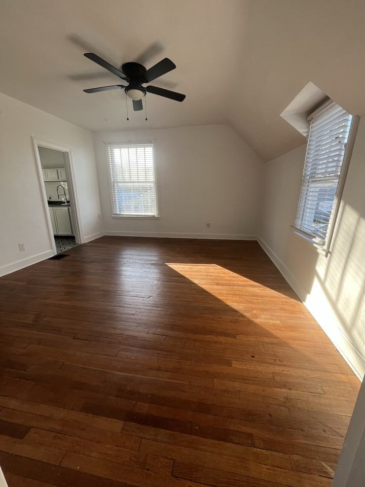 209 E Maple St #2 - Photo 5 of 5