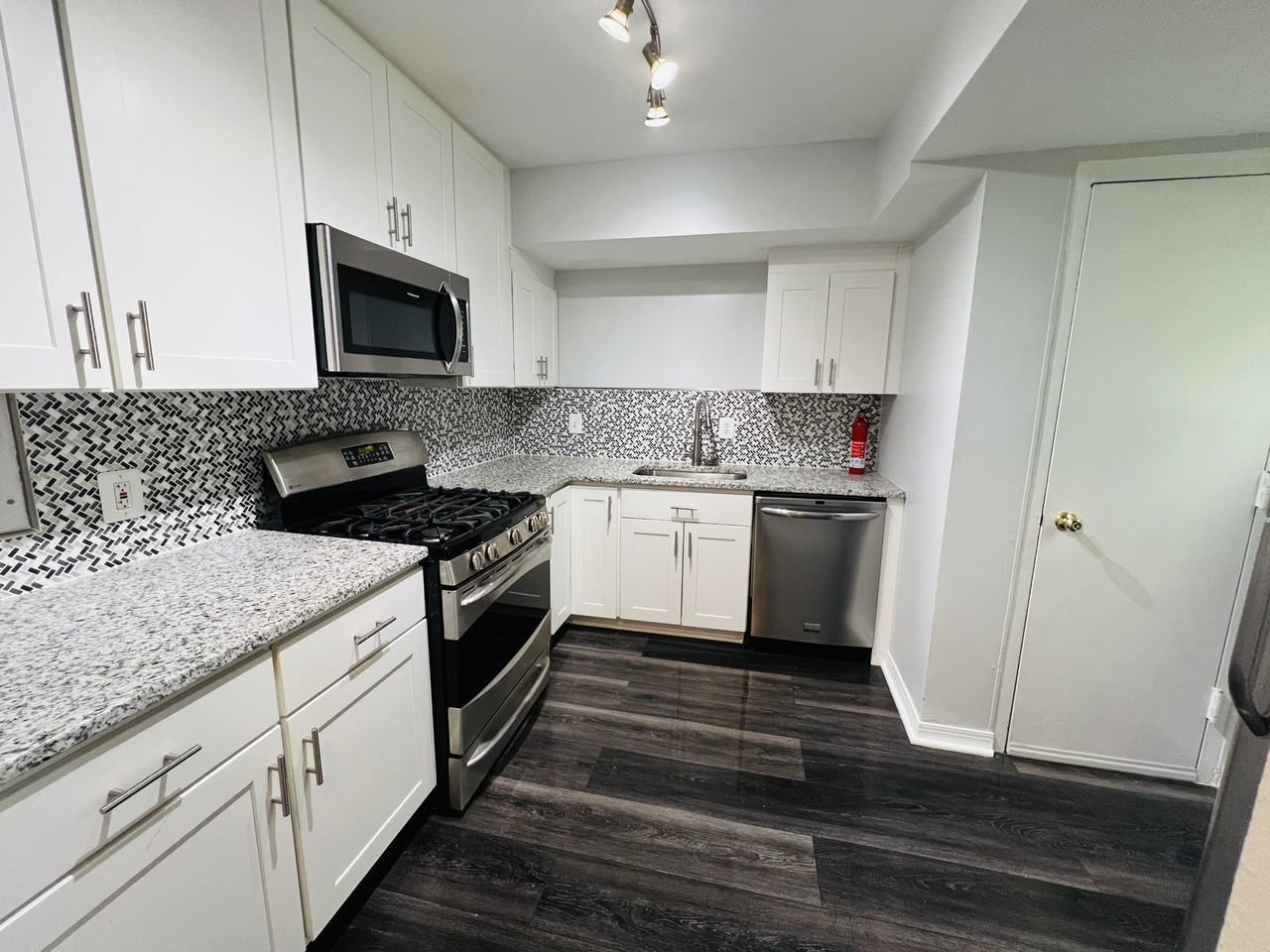 404 N Armistead St - Photo 5 of 9