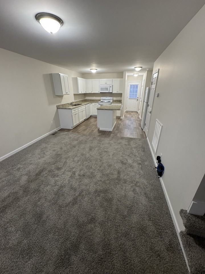 909 Freeman St - Photo 3 of 16