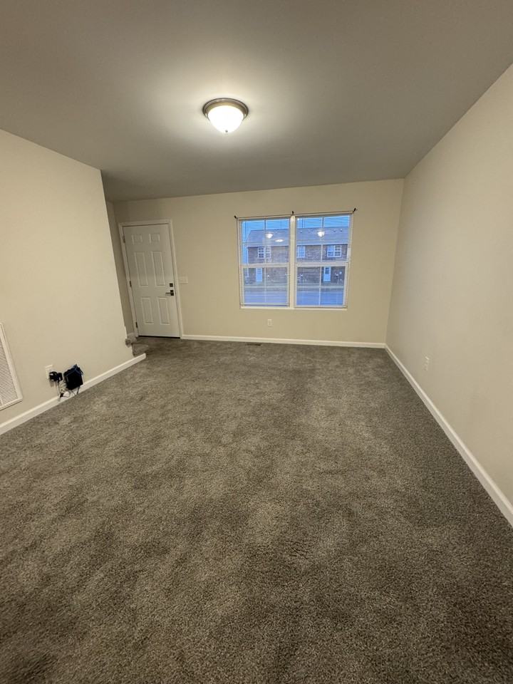 909 Freeman St - Photo 4 of 16