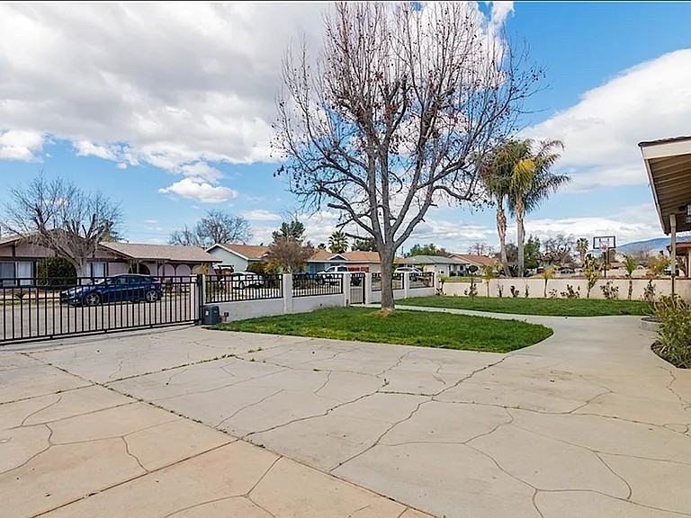 25440 Plymouth St - Photo 7 of 14