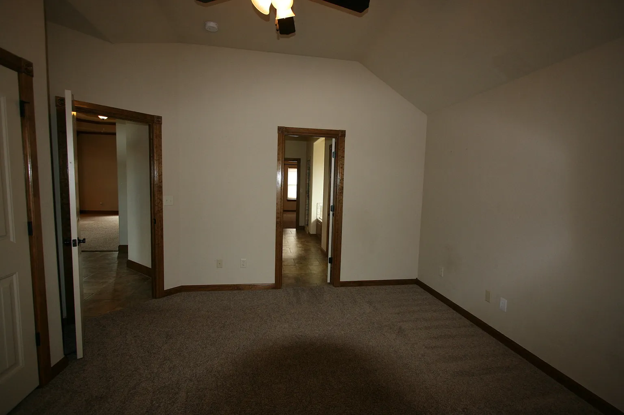 1502 Ne Scenic Rdg - Photo 3 of 20