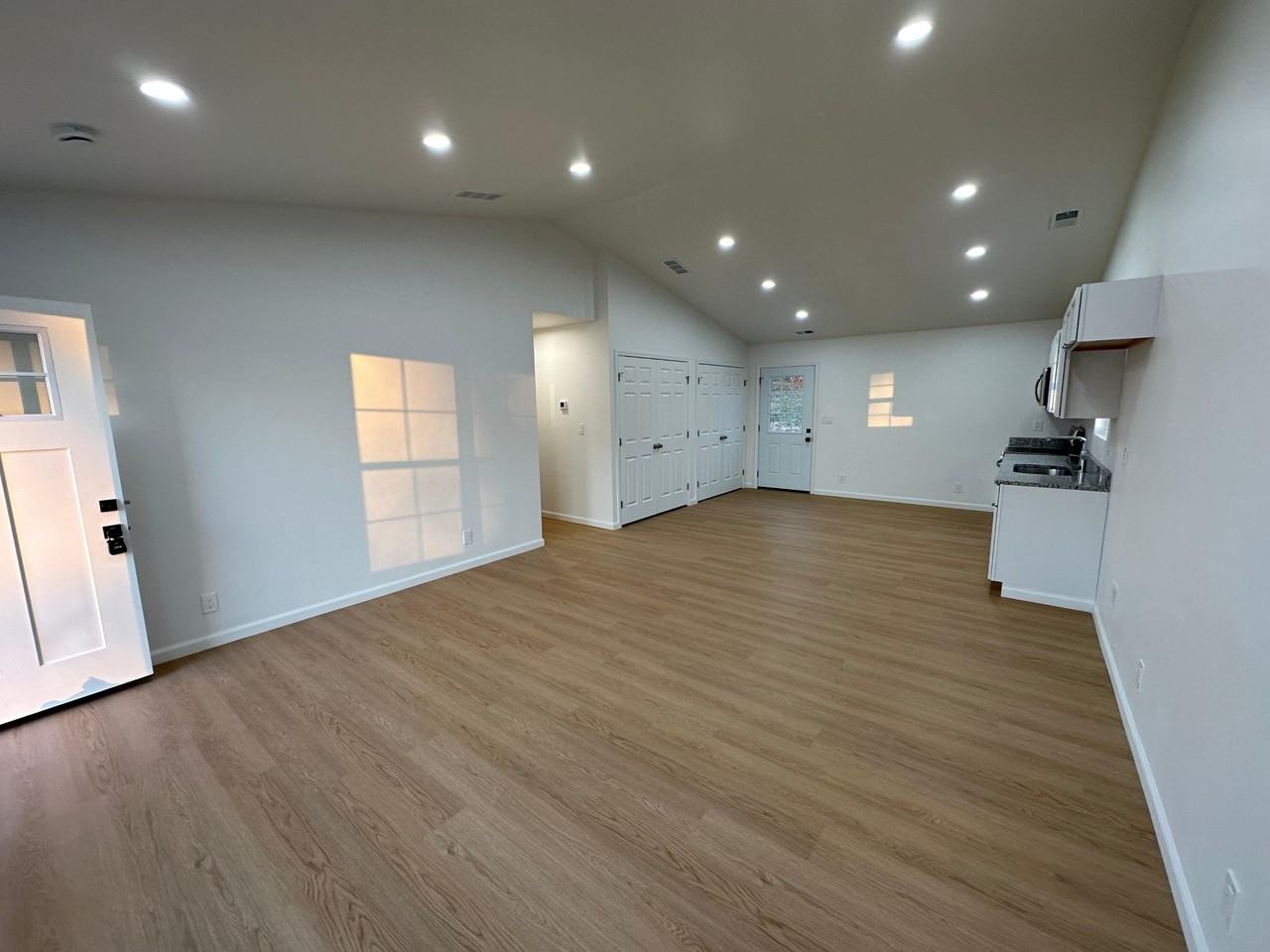 11007 Thunder Dr - Photo 2 of 5