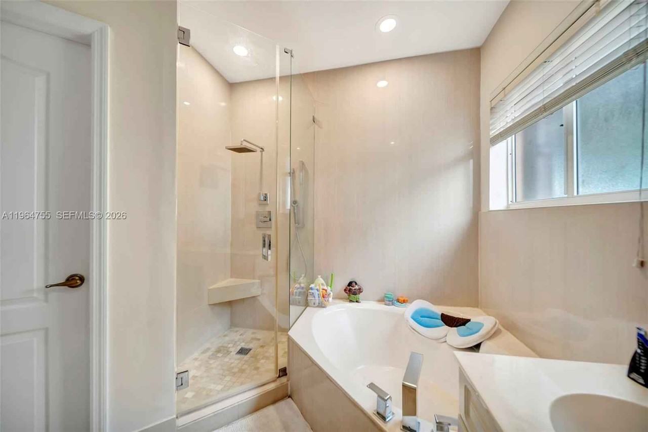 10880 Nw 58th Ter - Photo 3 of 50