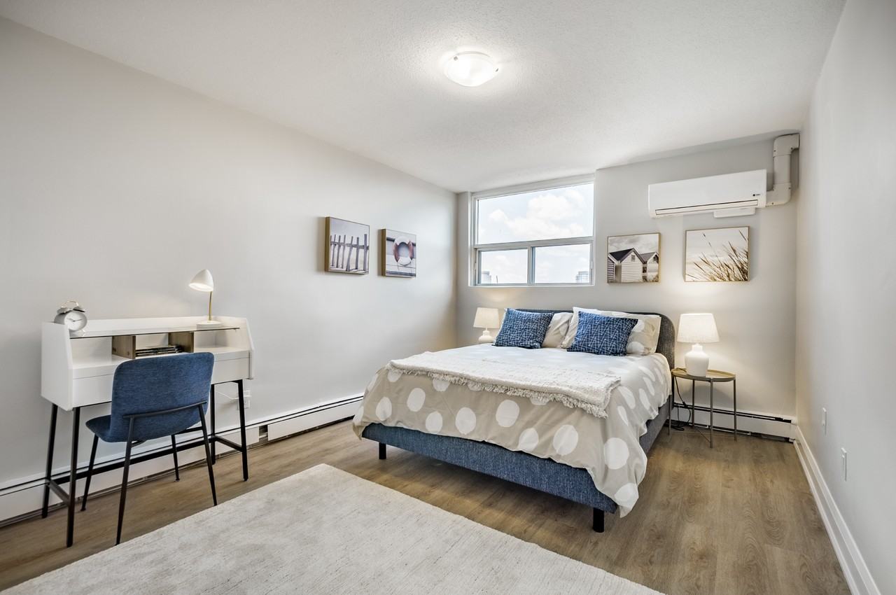 20 Elizabeth Street N - Photo 6 of 13