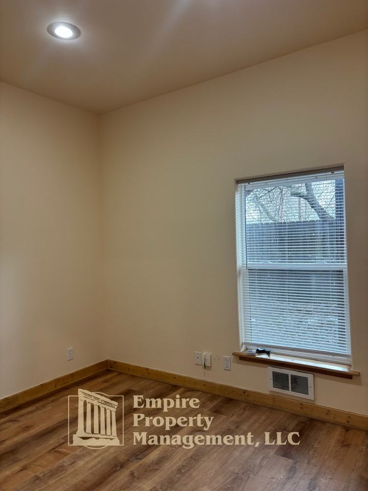 1601 Main St #B - Photo 6 of 15