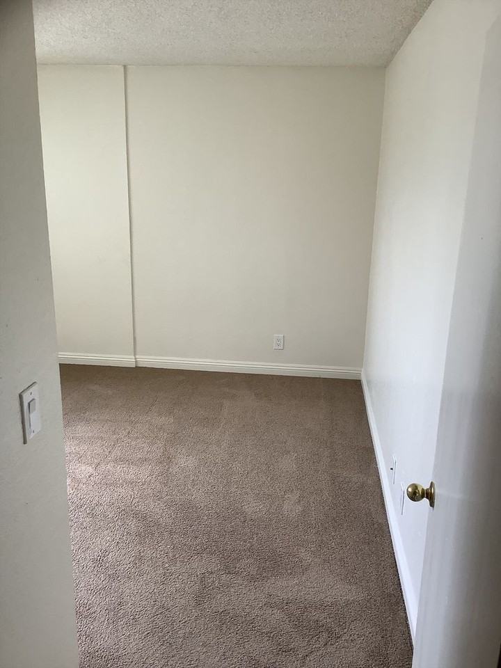 Laurel Canyon Apartments - Photo 5 of 17