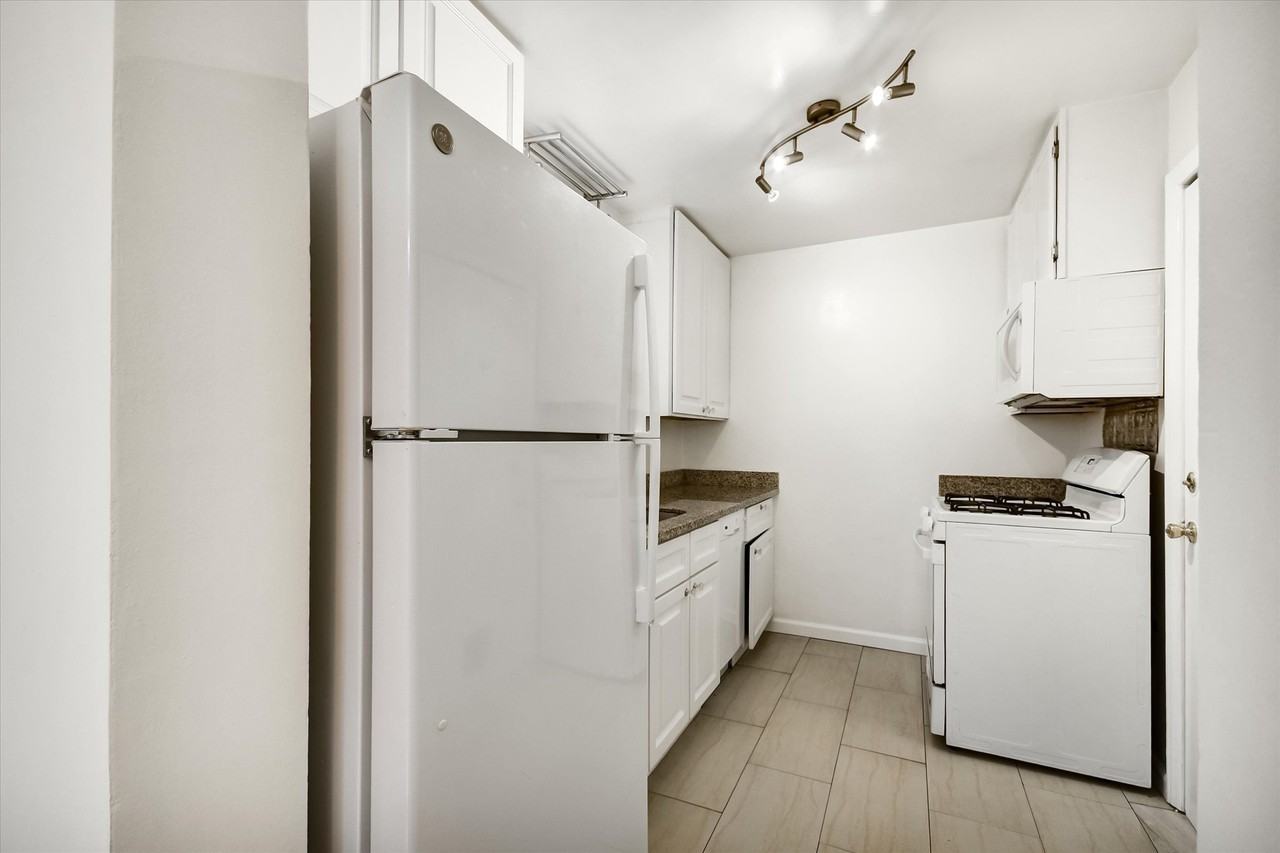 1021 Hudson St #1031 - Photo 4 of 10