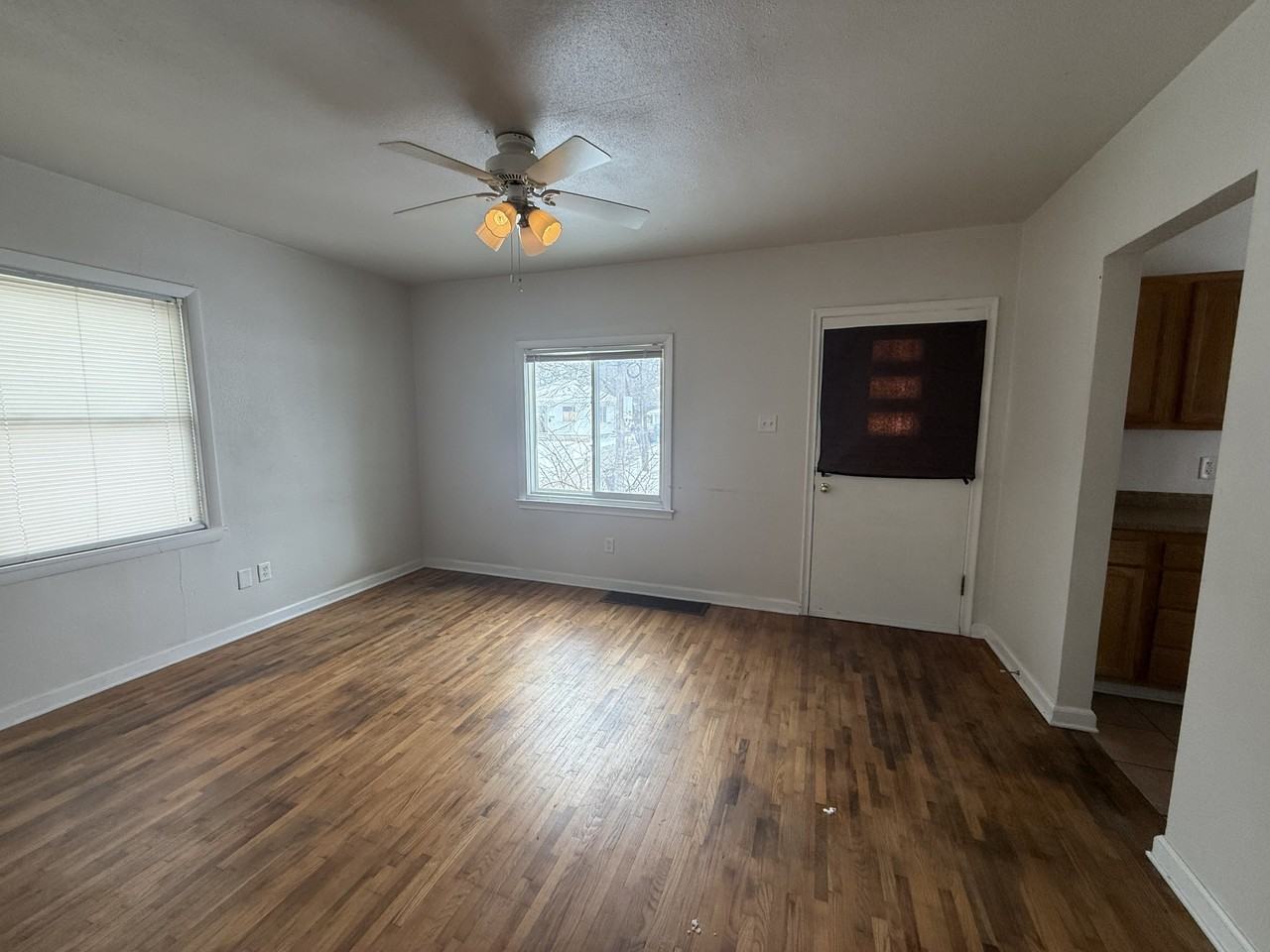 3115 Seneca Ave #1 - Photo 4 of 6