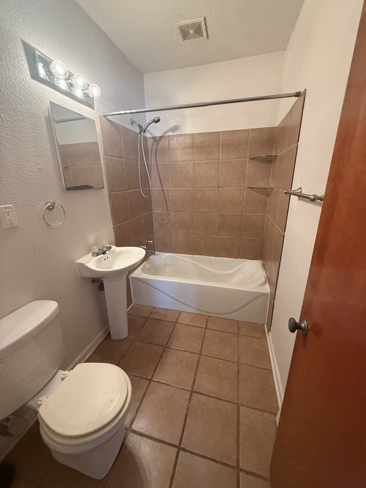 3115 Seneca Ave #1 - Photo 5 of 6