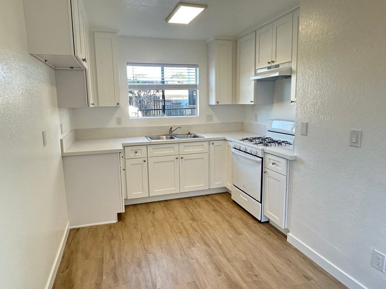 1940 Wallace Ave - Photo 2 of 47