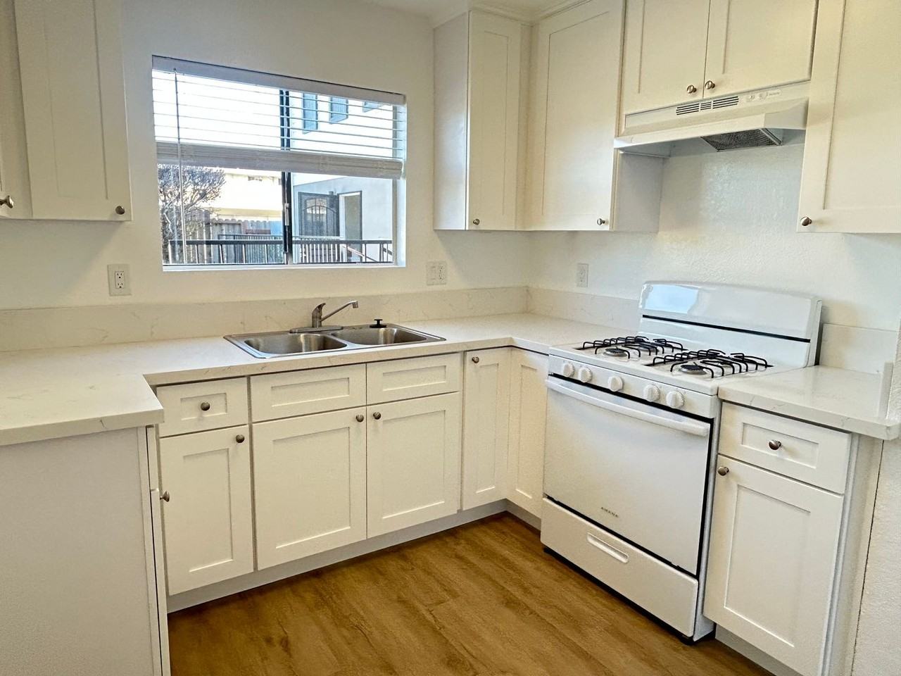 1940 Wallace Ave - Photo 3 of 47