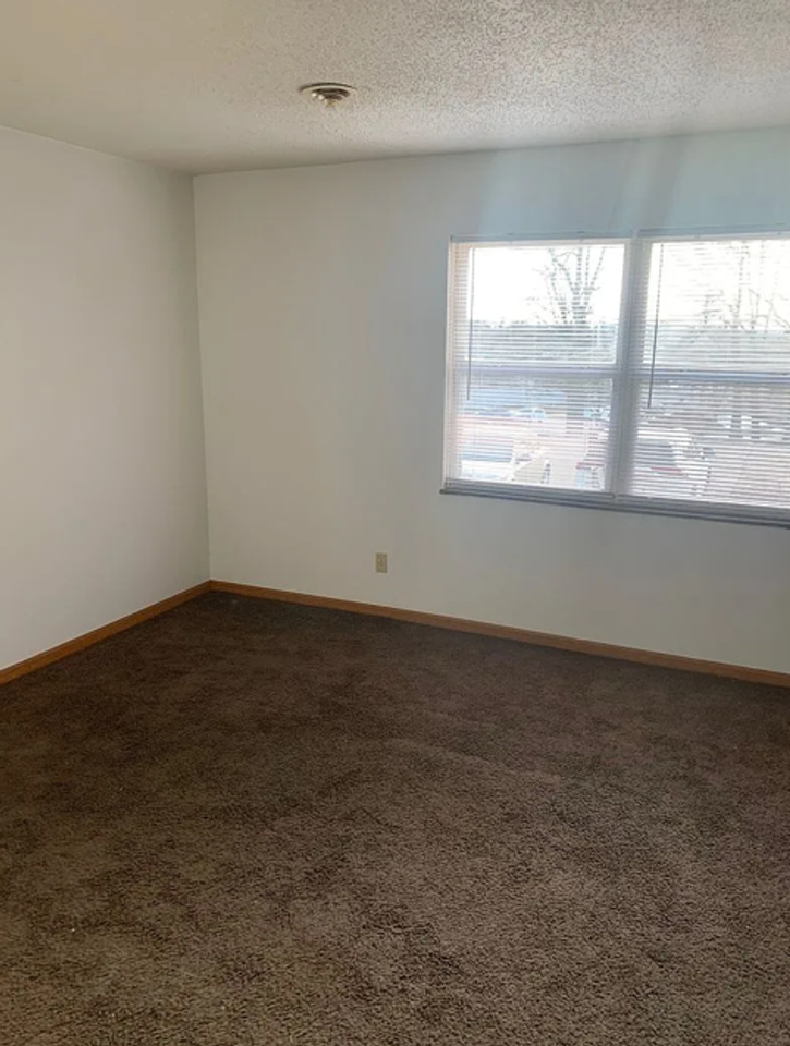 Live your best life in St. Clair at 1040 Plaza Ct. - Photo 5 of 22