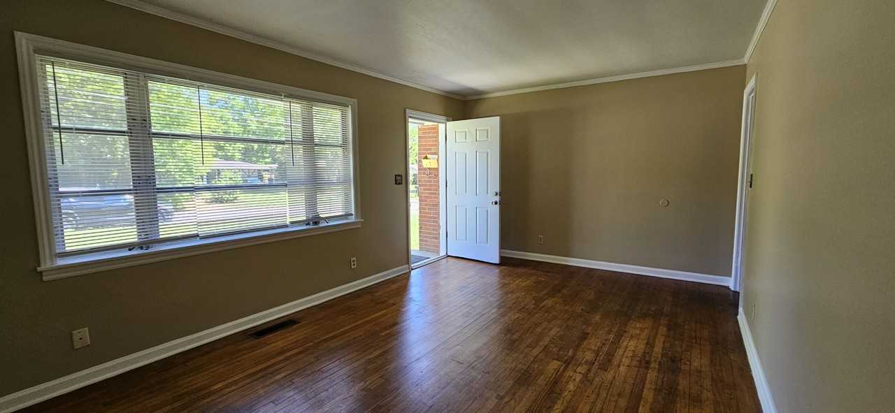 2004 Roebuck St - Photo 6 of 36