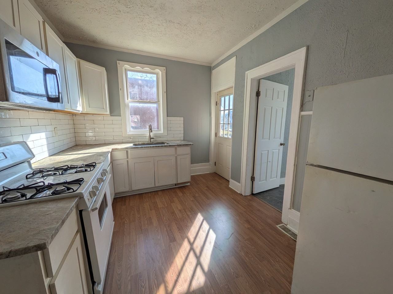 1005 Oakwood Ave #1 - Photo 4 of 11