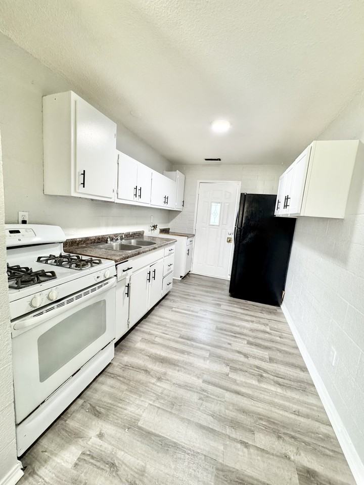 2026 W 9th St #C - Photo 2 of 5