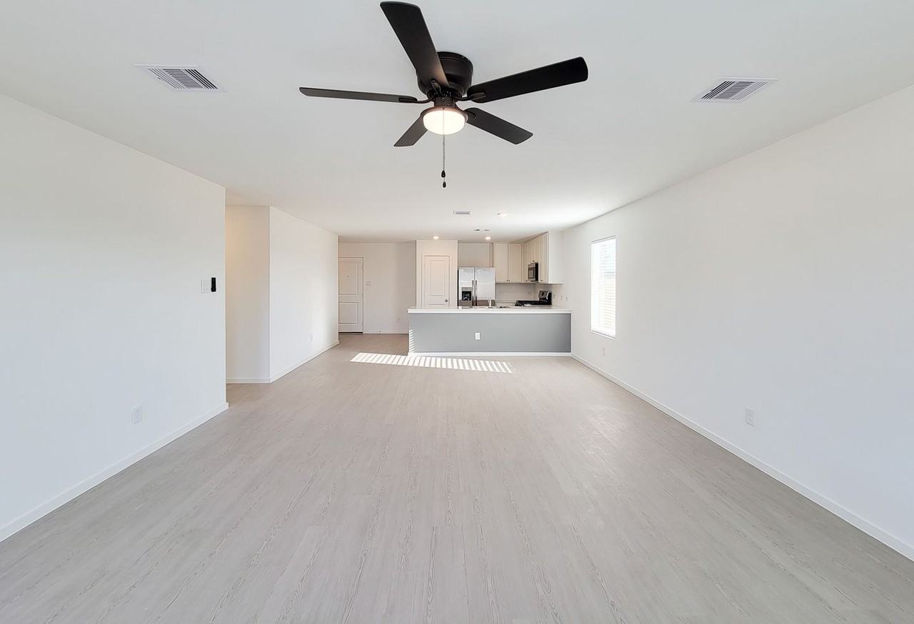 15671 Plum Brook Dr - Photo 5 of 37