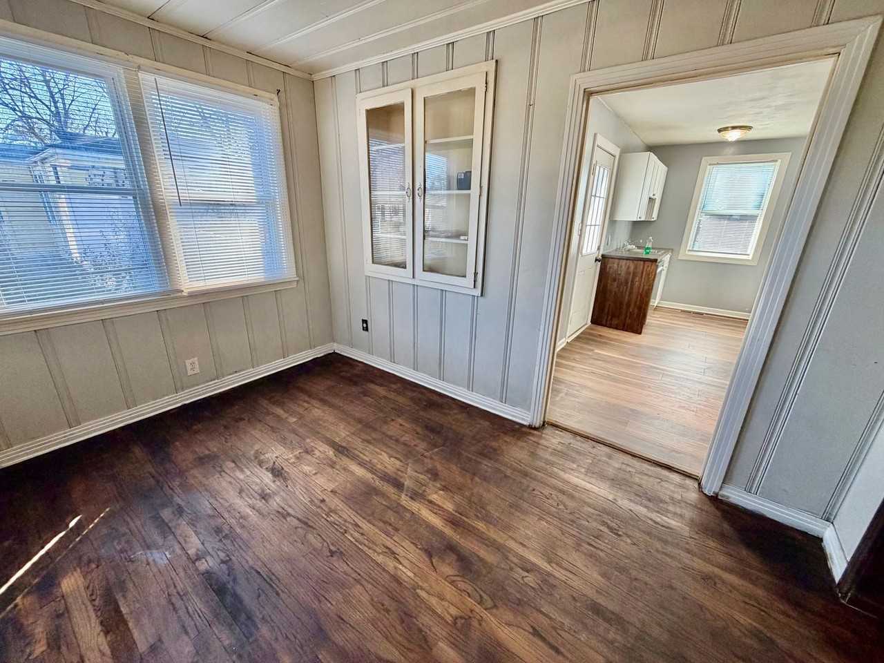 1011 Parklane St Nw - Photo 2 of 9