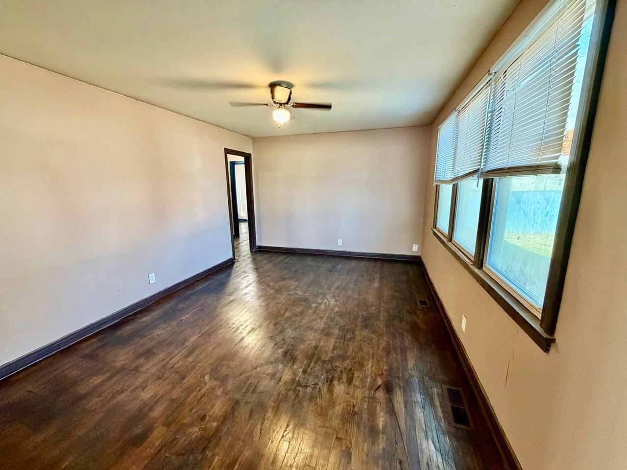 1011 Parklane St Nw - Photo 3 of 9