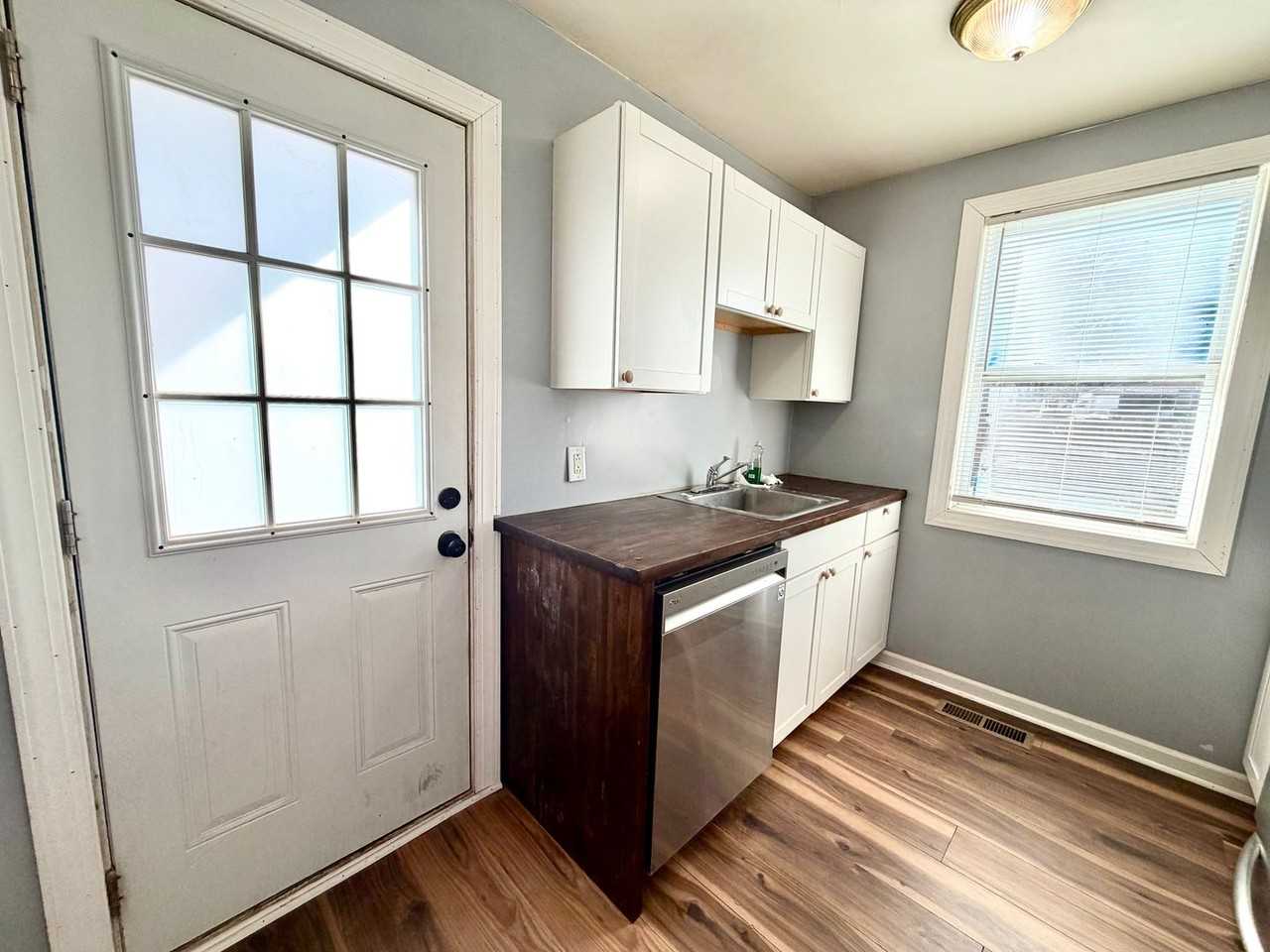 1011 Parklane St Nw - Photo 5 of 9