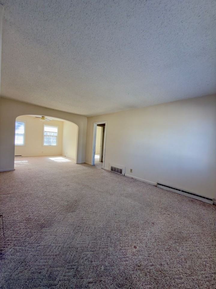 1009 Lynwood Dr - Photo 2 of 10