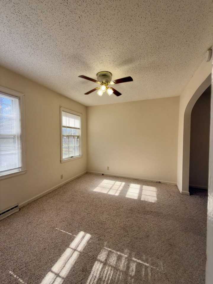 1009 Lynwood Dr - Photo 3 of 10