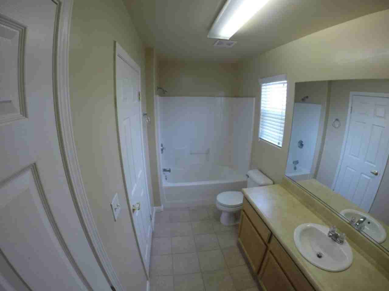 651-653 Clover Meadow Ct Bakersfield, CA 93308 - Photo 2 of 9