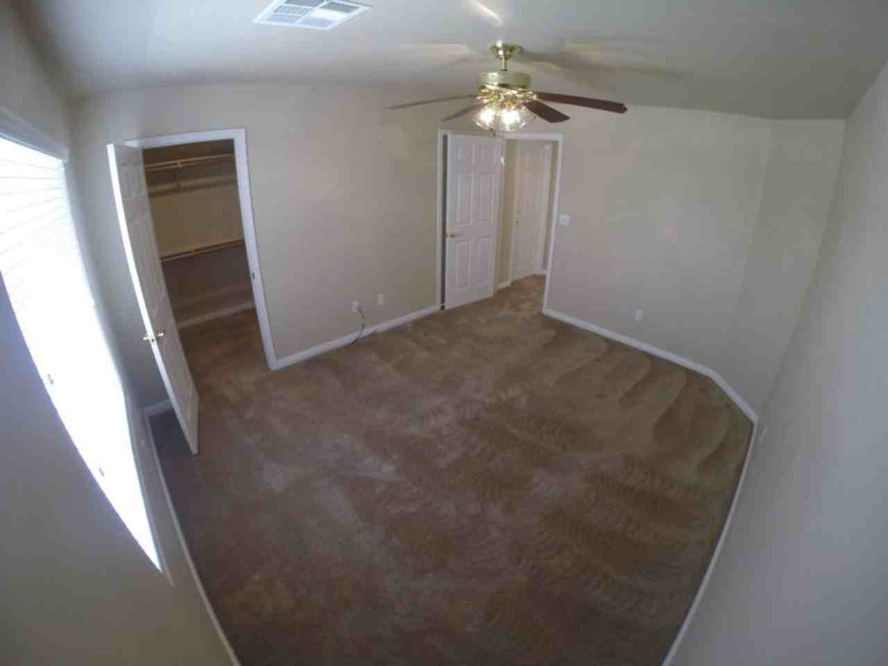 651-653 Clover Meadow Ct Bakersfield, CA 93308 - Photo 3 of 9