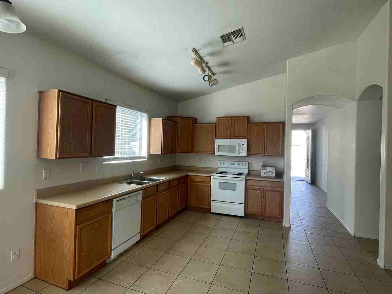 7213 S 56th Ln - Photo 6 of 12