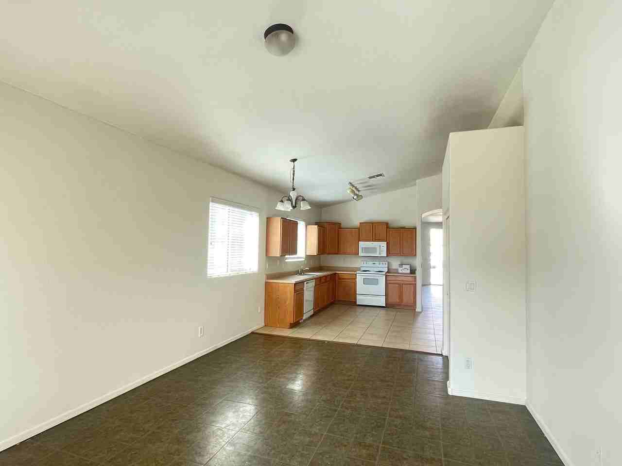 7213 S 56th Ln - Photo 7 of 12