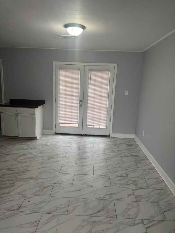 710 Hudson St - Photo 7 of 9