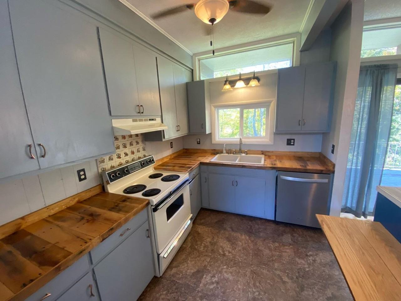 218 Hillside Dr - Photo 4 of 10