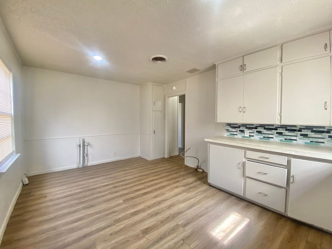 1917 39th St - Photo 7 of 8