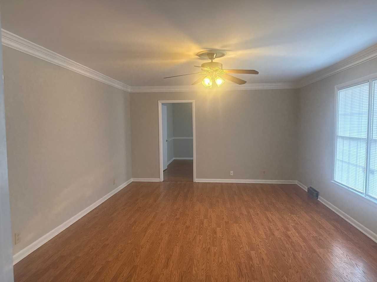 323 Grandview Dr - Photo 7 of 17