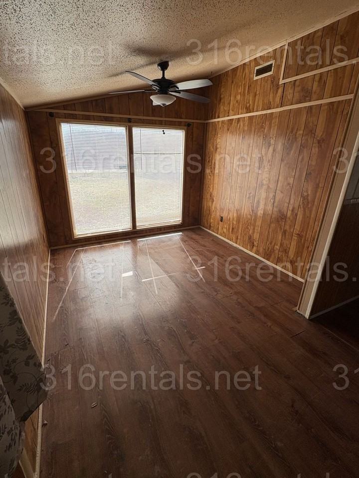 920 Se 6th St - Photo 2 of 11