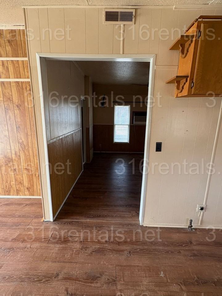 920 Se 6th St - Photo 3 of 11