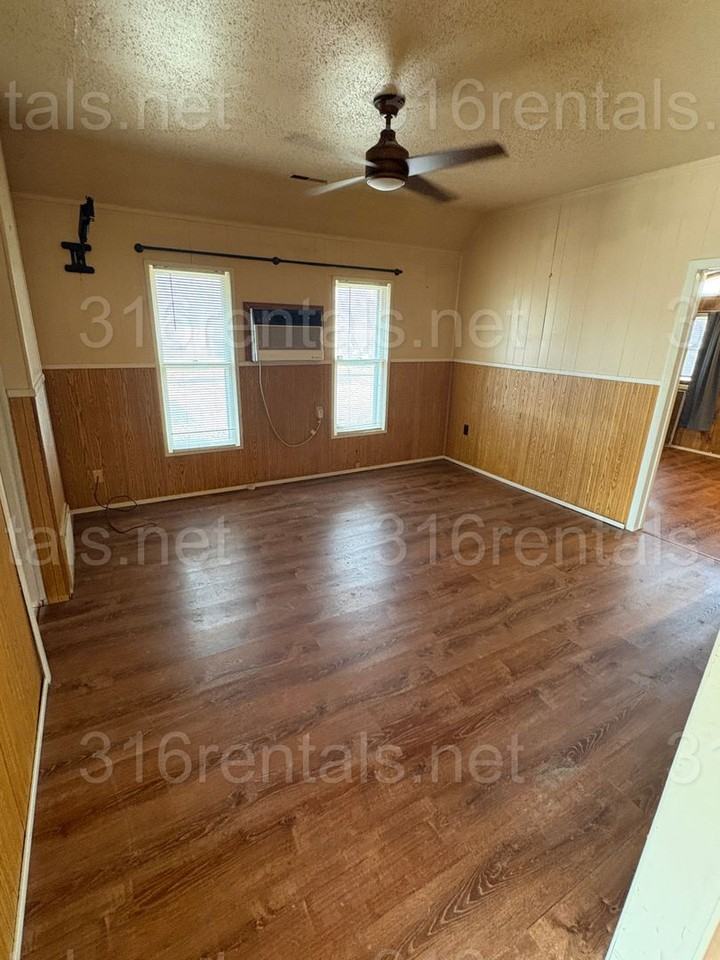 920 Se 6th St - Photo 5 of 11