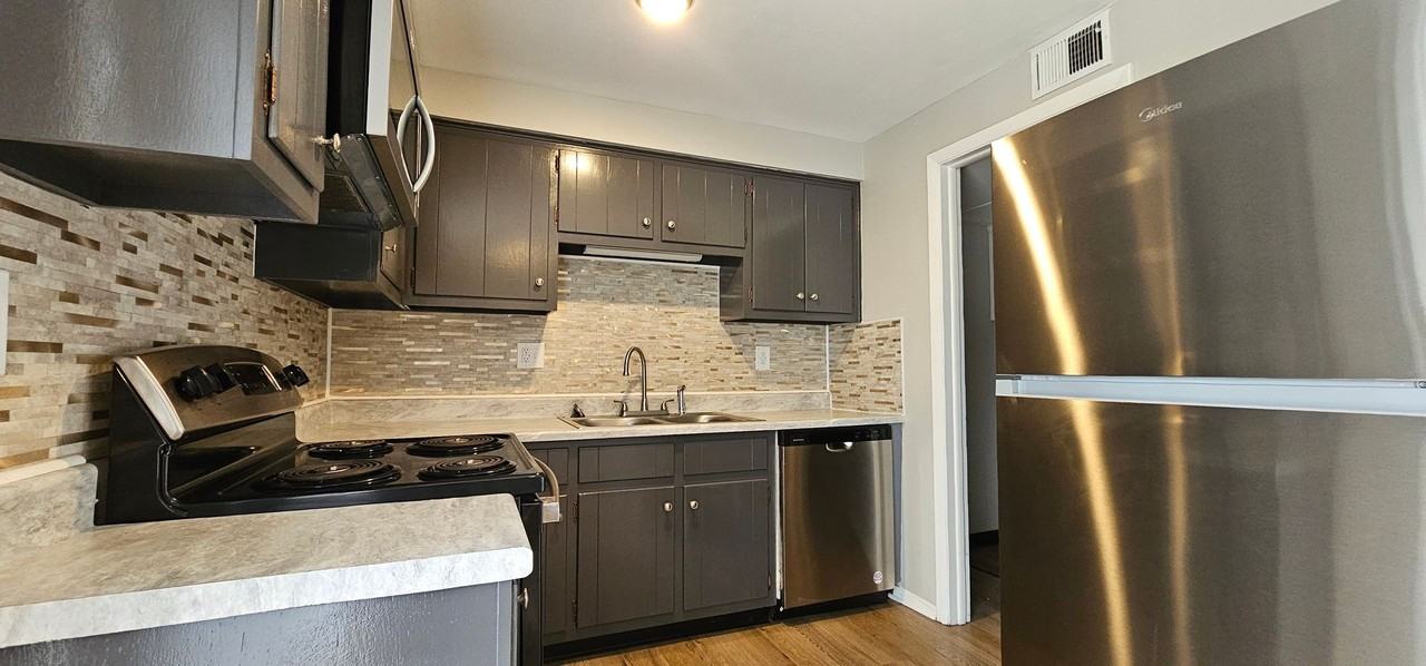 4370 Flowerdale Avenue - Photo 5 of 27