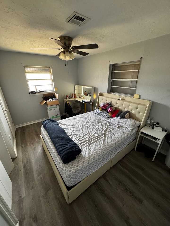 1602 Nw 50th St - Photo 5 of 8