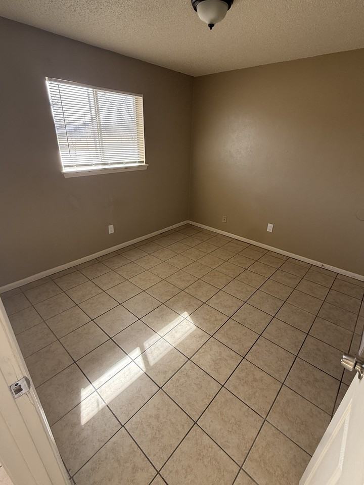 1015 Wells Cir #33 - Photo 2 of 7