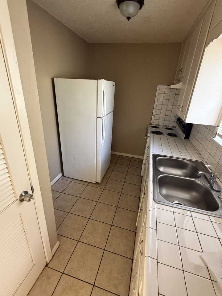 1015 Wells Cir #33 - Photo 3 of 7