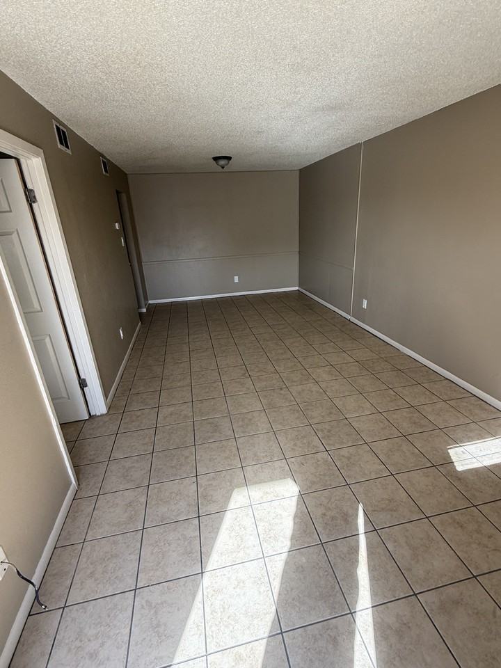 1015 Wells Cir #33 - Photo 7 of 7