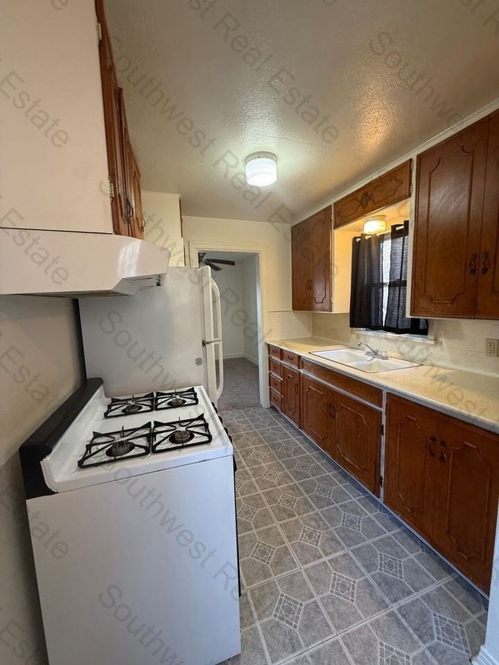 1413 Axtell St - Photo 3 of 14