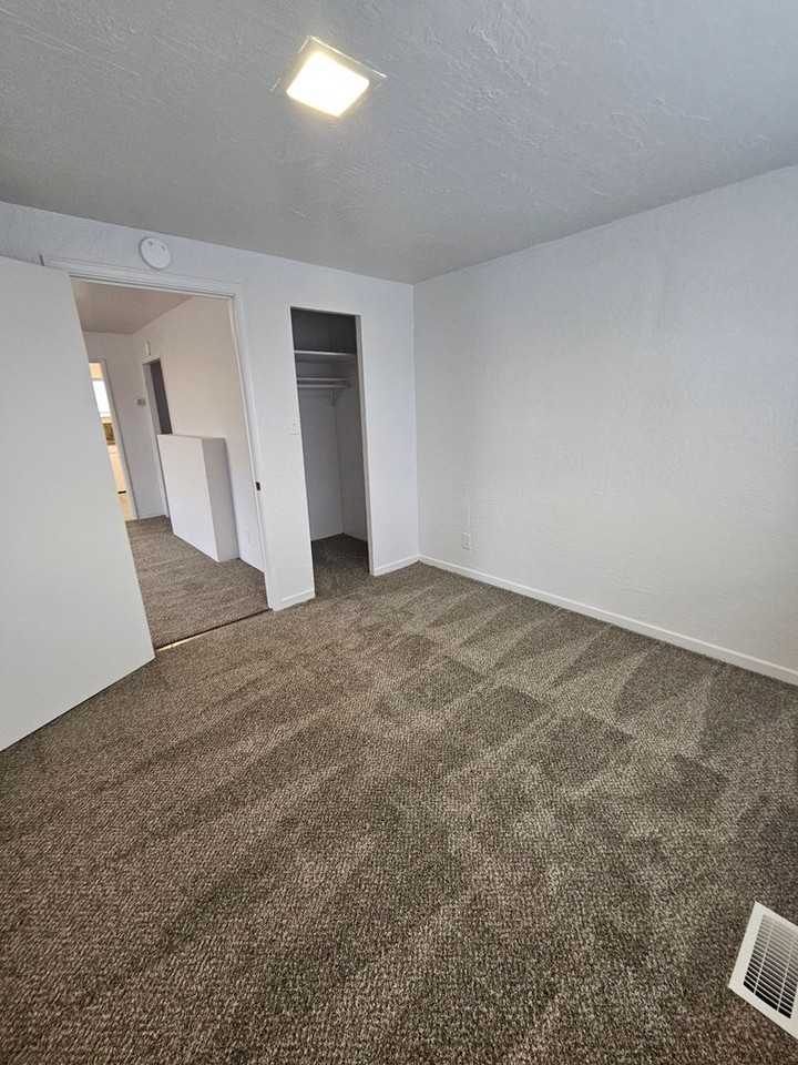 726 W Mcandrews Rd - Photo 7 of 27