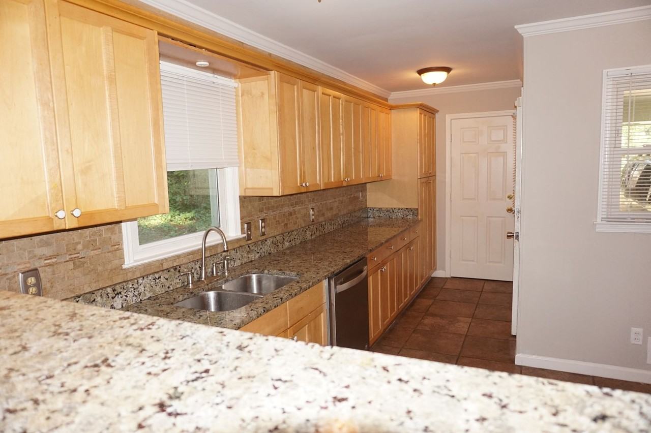 2477 Creekview Dr Sw - Photo 4 of 21