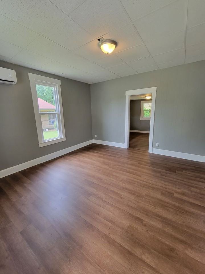 2209 N Travis Ave - Photo 5 of 17