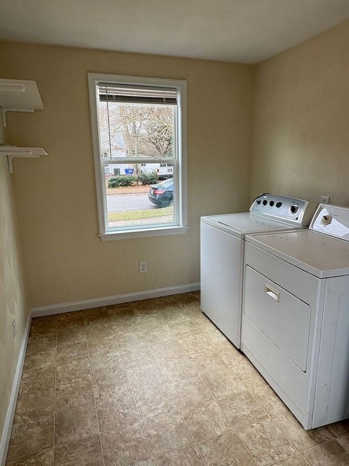 401 Fresh Meadow Rd - Photo 4 of 19