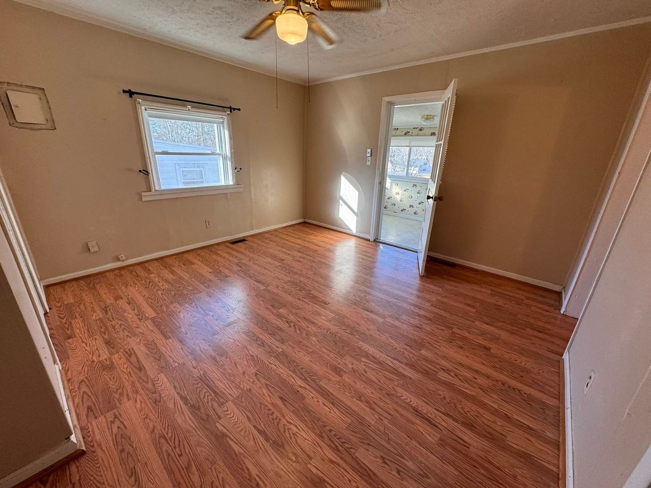 118 W Stephens St - Photo 2 of 8