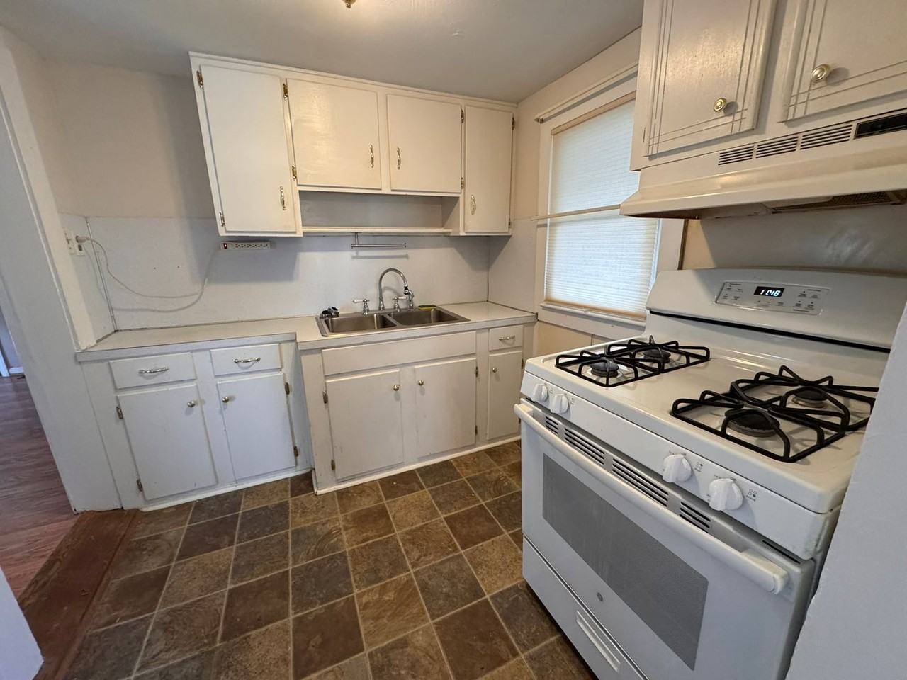 118 W Stephens St - Photo 3 of 8