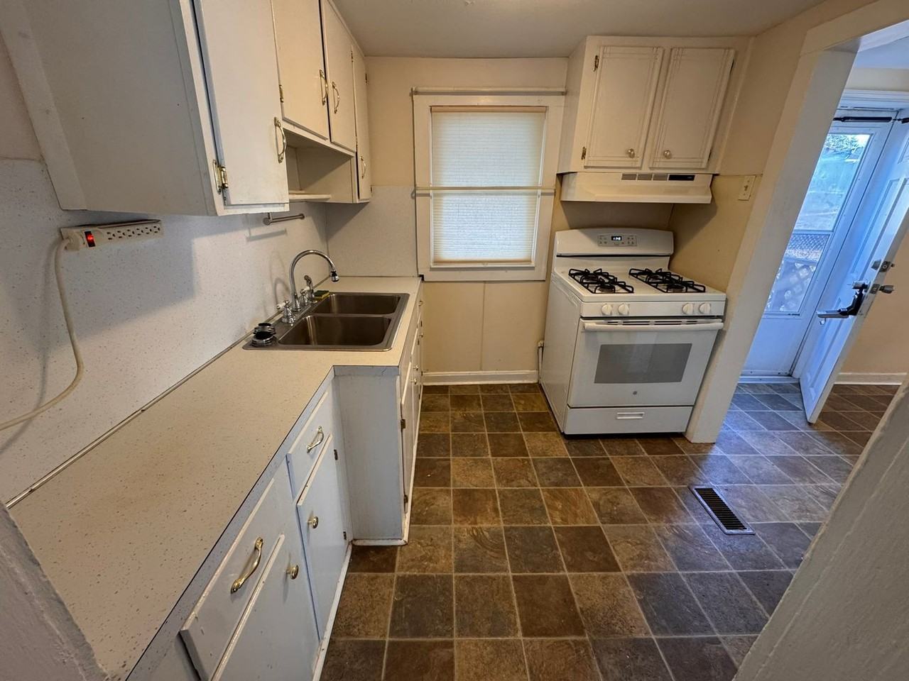 118 W Stephens St - Photo 4 of 8